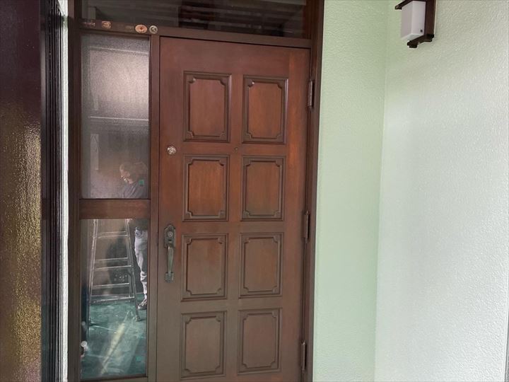 クリヤー塗装で重厚感の増した玄関扉